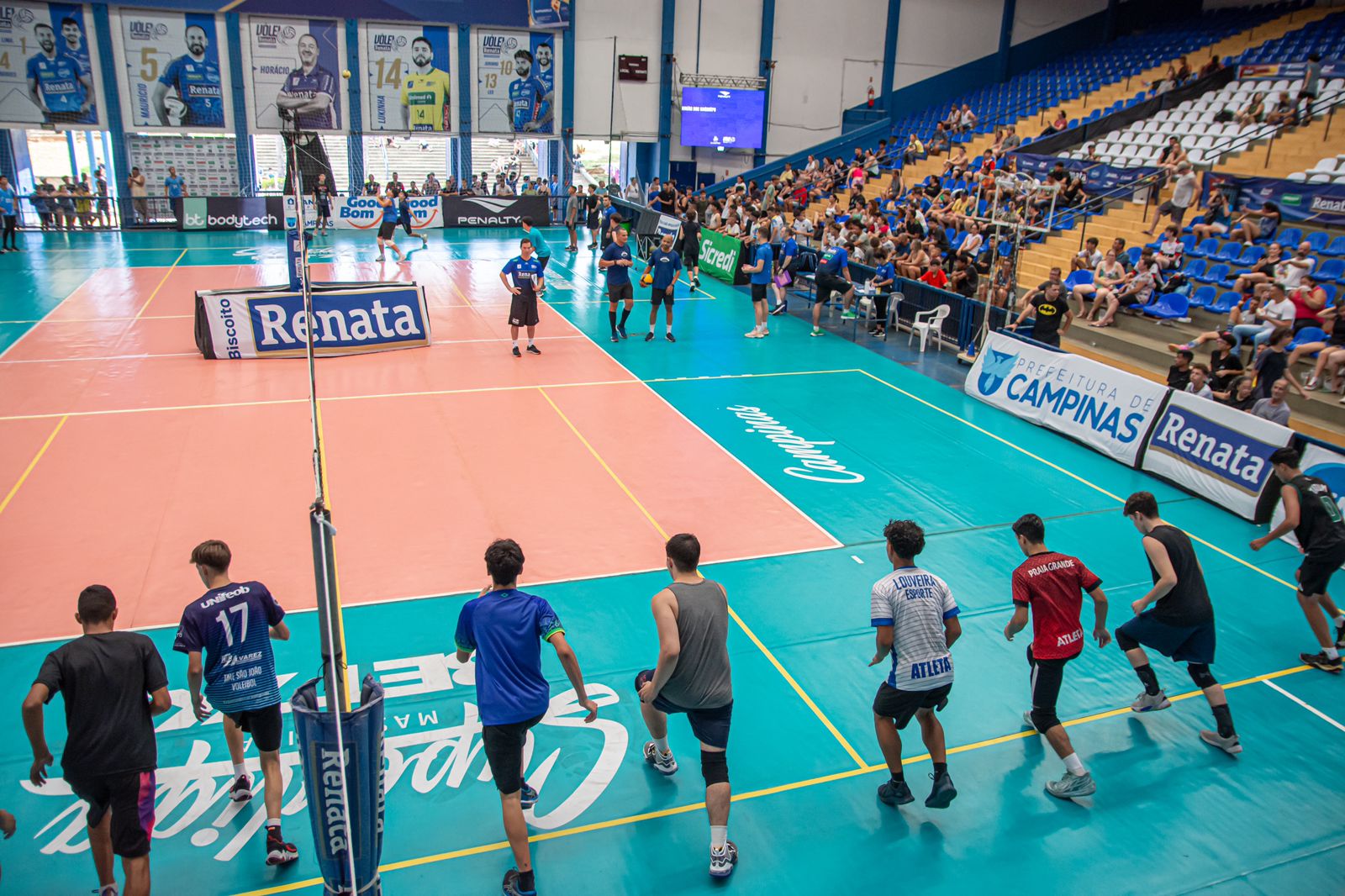 Mais de 500 jovens participam de peneira do Vôlei Renata