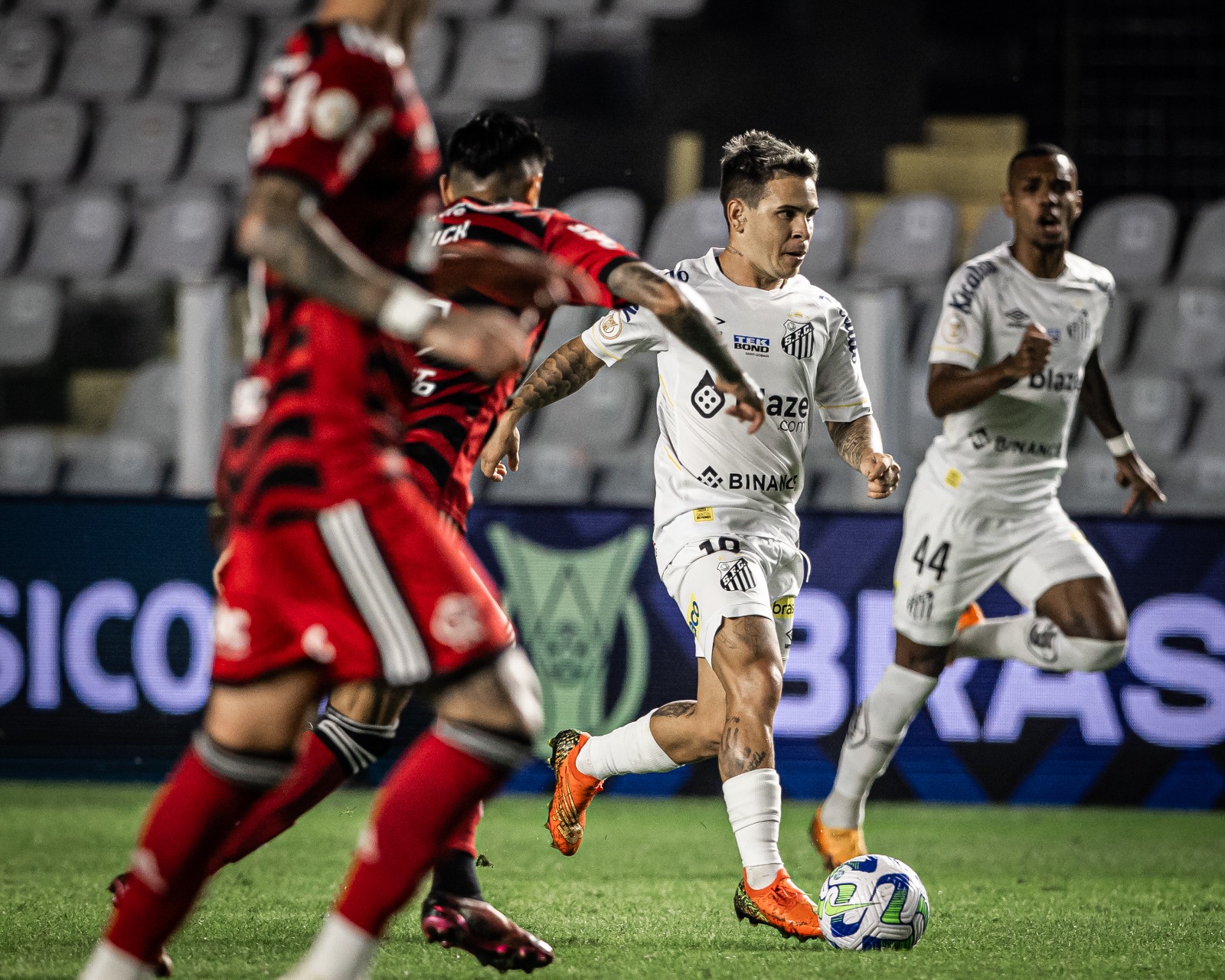 No aguardo de Thiago Carpini, Santos encontra dificuldades para negociar com Soteldo