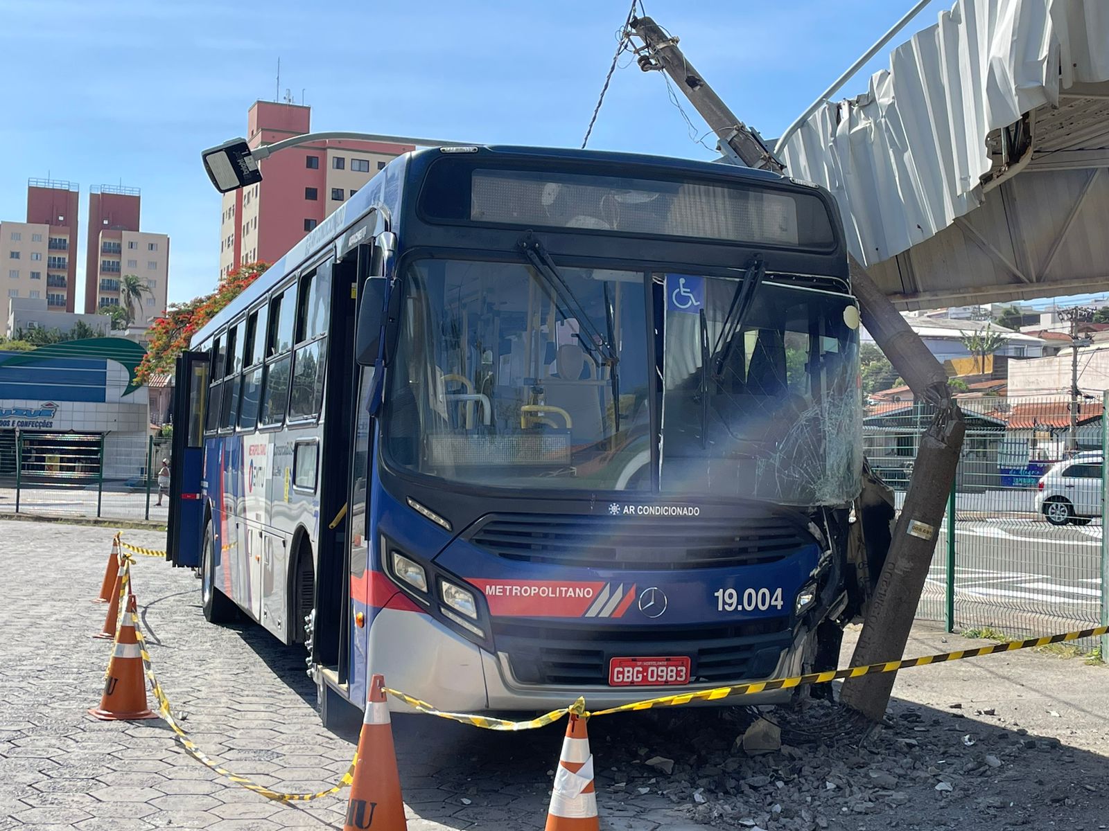 Ônibus atinge poste e cobertura da Rodoviária de Valinhos
