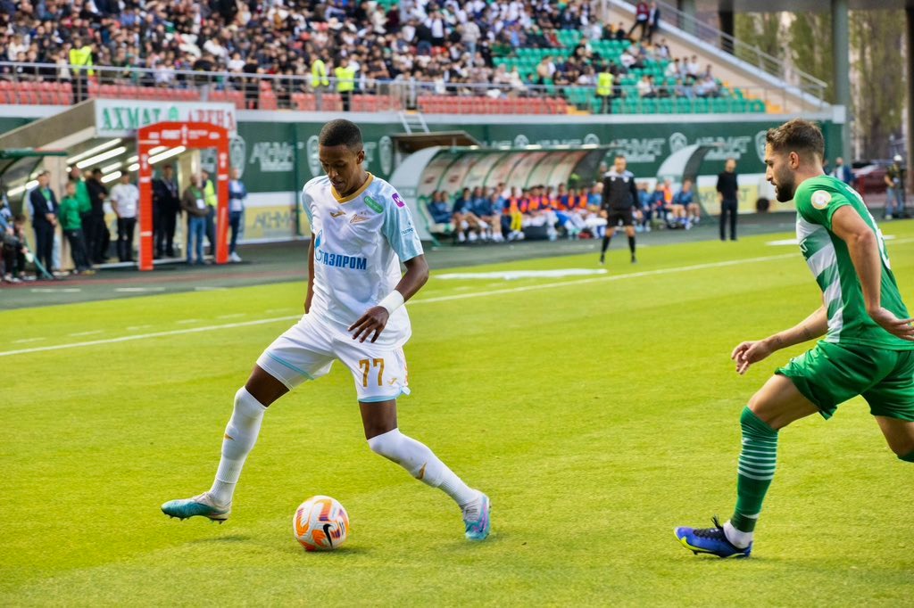 Retorno de zagueiro Robert Renan ganha força no Corinthians
