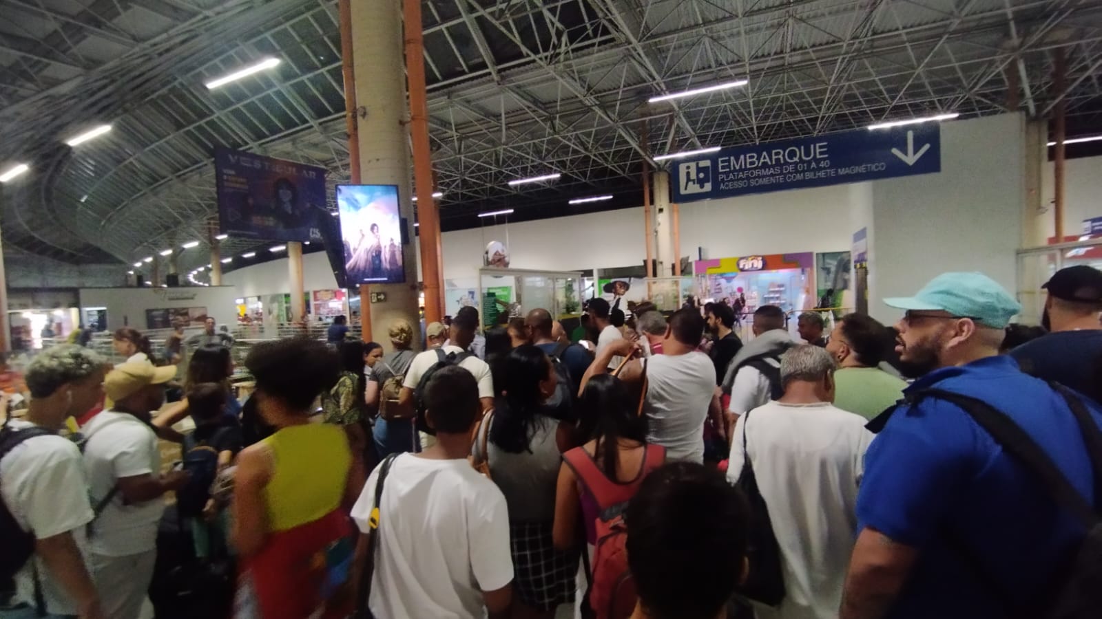 Usuários reclamam de filas e lentidão no controle de embarque da rodoviária de Campinas