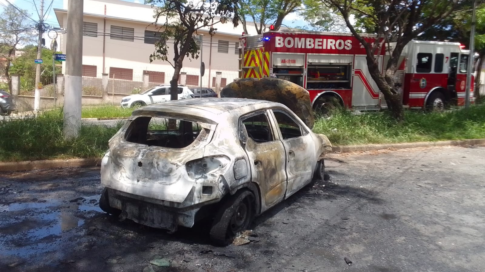 Veículo pega fogo e bloqueia trecho de avenida em Campinas 