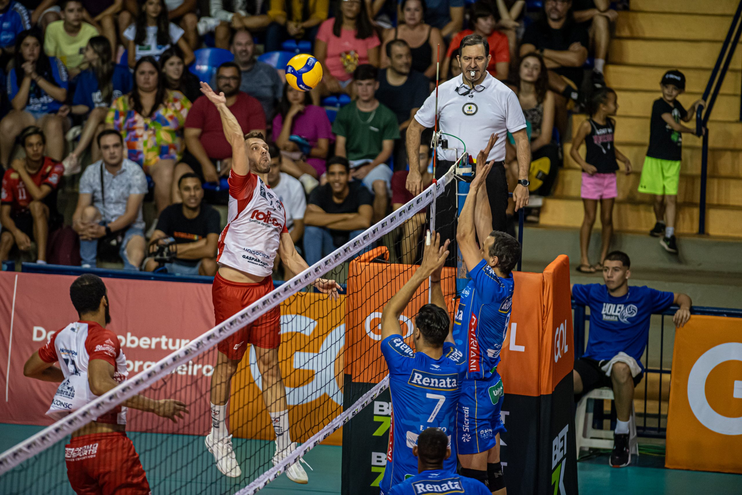 Vôlei Renata vence Blumenau e quebra sequência negativa na Superliga