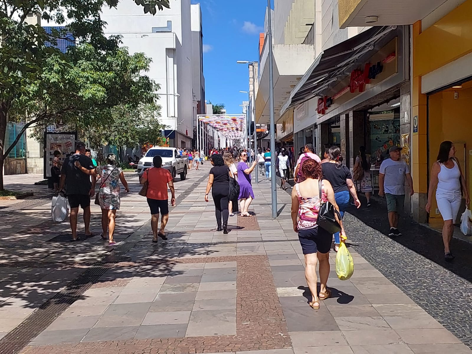 Consumidores aproveitam horário estendido e antecipam compras de Natal