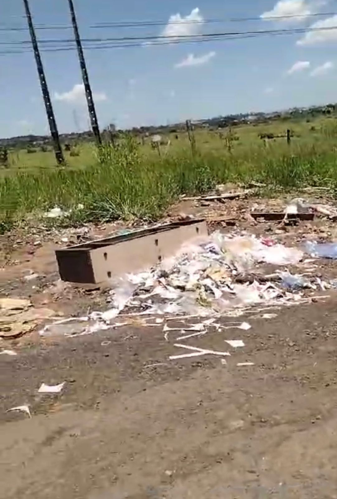 Moradores reclamam de lixo espalhado entre Parque Universal e Via Norte em Campinas