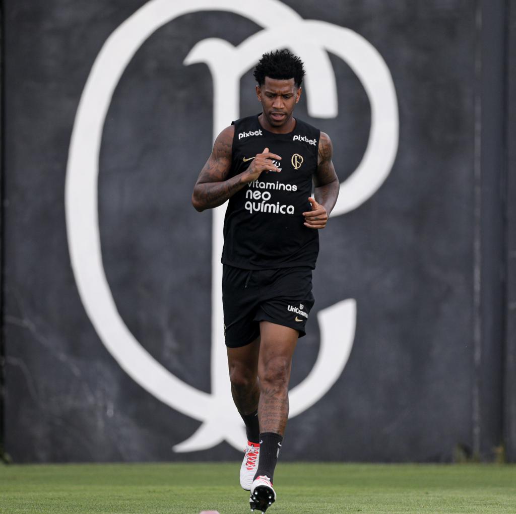 Zagueiro Gil lamenta críticas aos veteranos do Corinthians