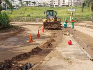 Asfalto é "retorcido" após tempestade em praça na região da Amoreiras