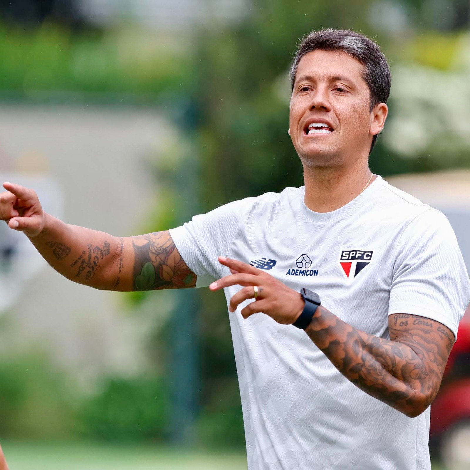 Carpini monta São Paulo para estreia e Rafinha e James Rodriguez ficam de fora