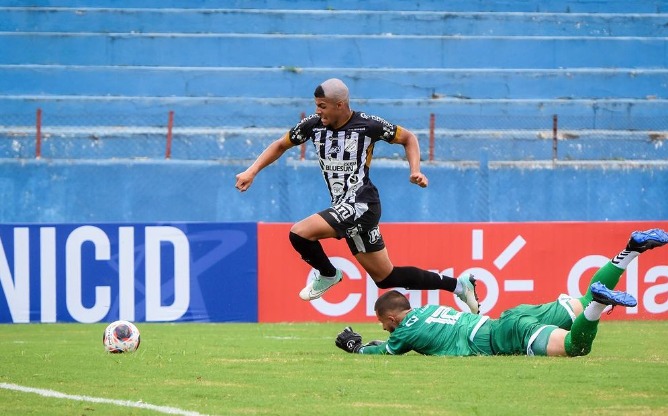 Com estilo “cascão” inspirado em Ronaldo Fenômeno, atacante da Inter de Limeira faz sucesso na Copinha