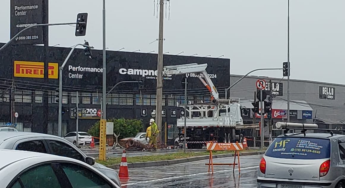 Após quase 12h, Av. das Amoreiras tem trânsito liberado e energia restabelecida