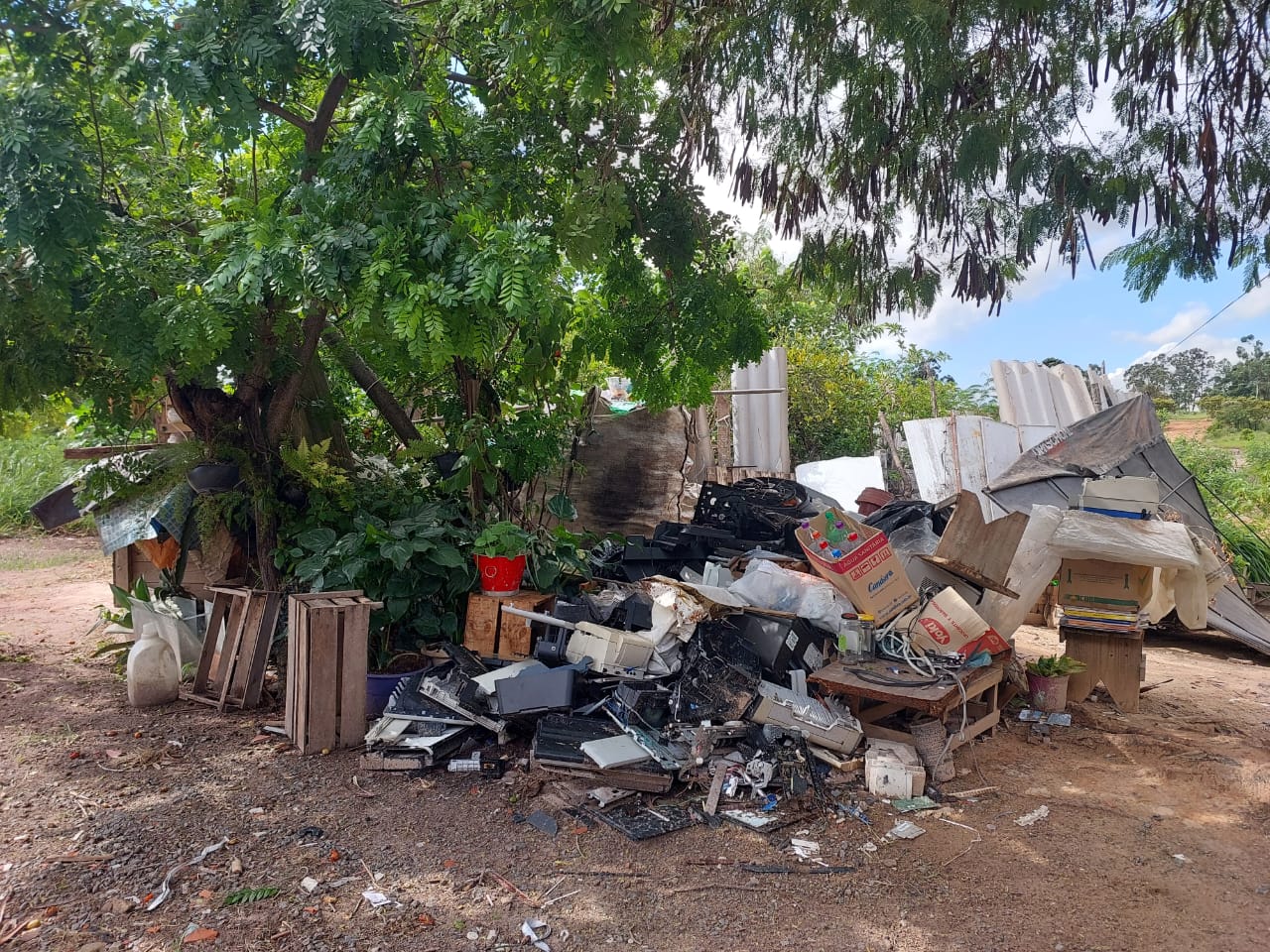 Descarte clandestino de lixo com acúmulo de água preocupa moradores no Pq. São Bento