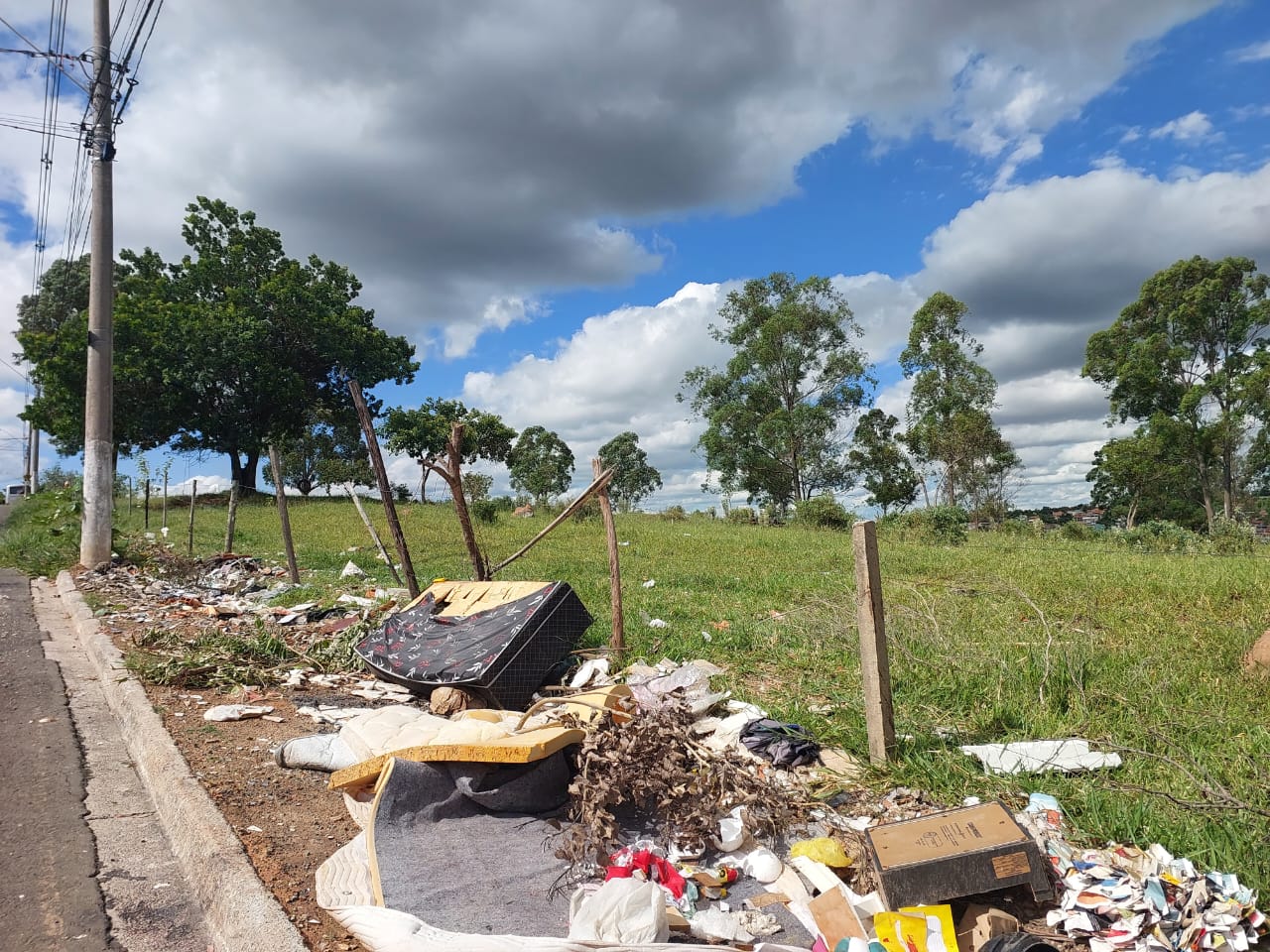 Descarte clandestino de lixo com acúmulo de água preocupa moradores no Pq. São Bento