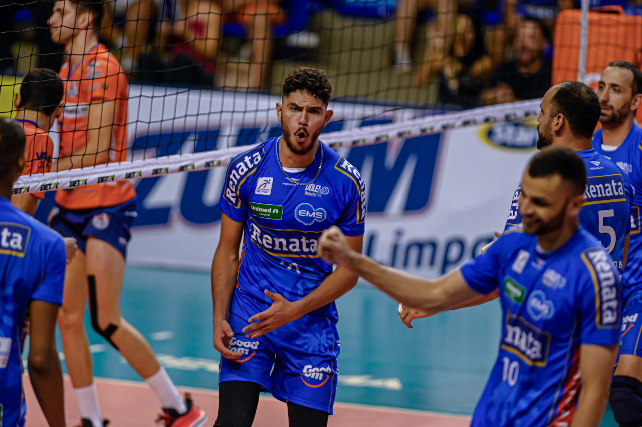 Em jogo emocionante, Vôlei Renata vence Monte Carmelo pela Superliga