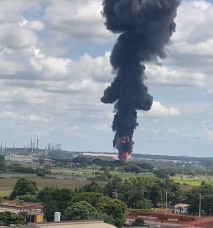 Incêndio de grandes proporções atinge indústria em Paulínia; VÍDEO