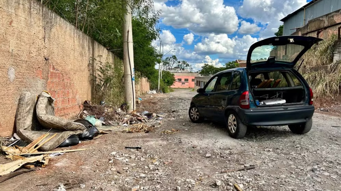Homem flagrado jogando lixo em local irregular tenta atropelar GCMs