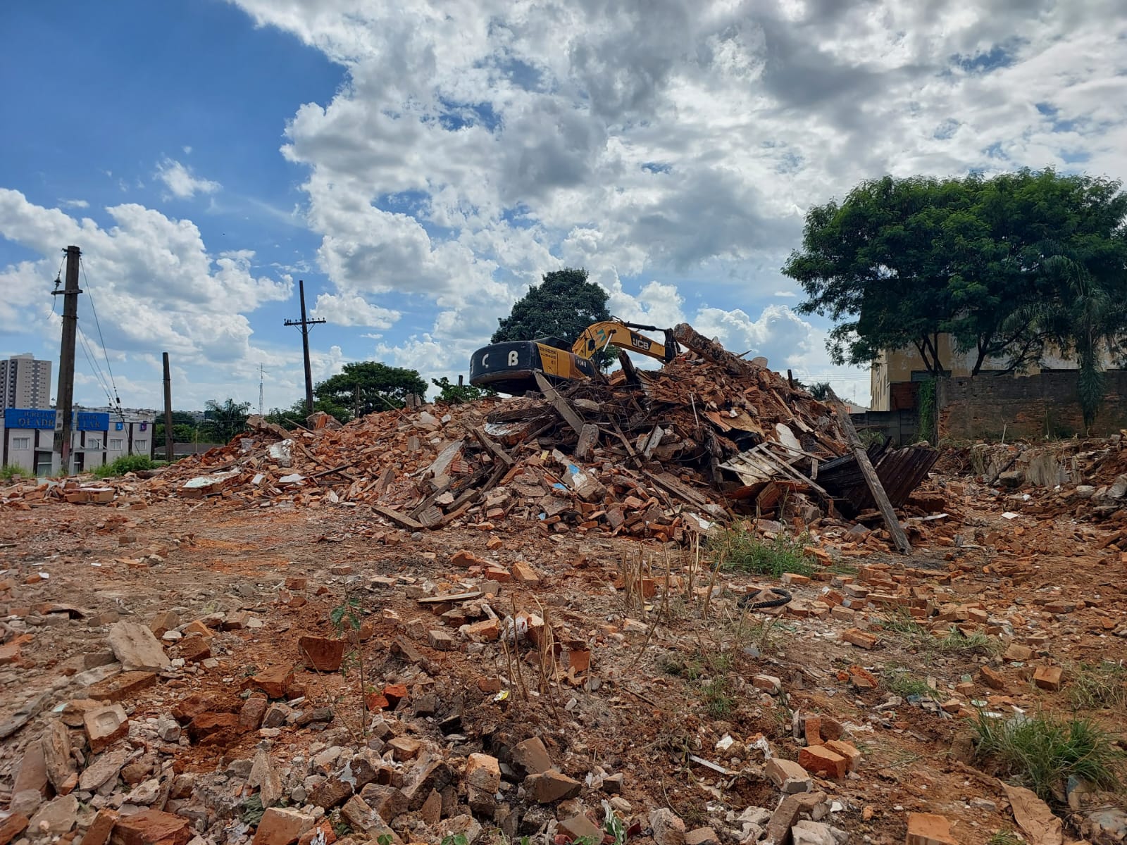 Hortolândia inicia demolição de imóveis para construção de viaduto sobre a linha férrea