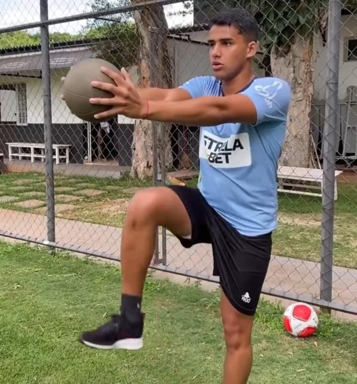 Jean Carlos completa seis meses de tratamento e foca em recuperação para voltar aos gramados
