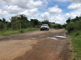 Moradores do Gargantilha reclamam da falta de asfalto no bairro