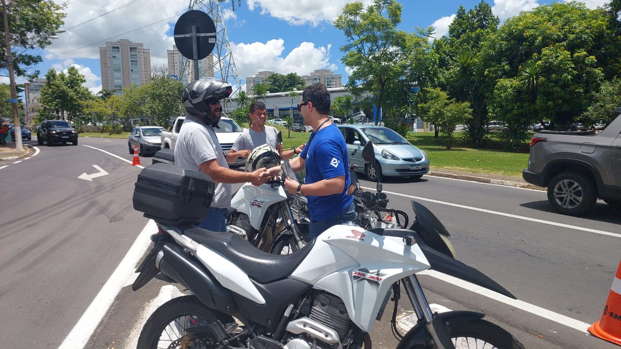 Motociclistas recebem antenas corta-pipa durante ação em 'ponto crítico'