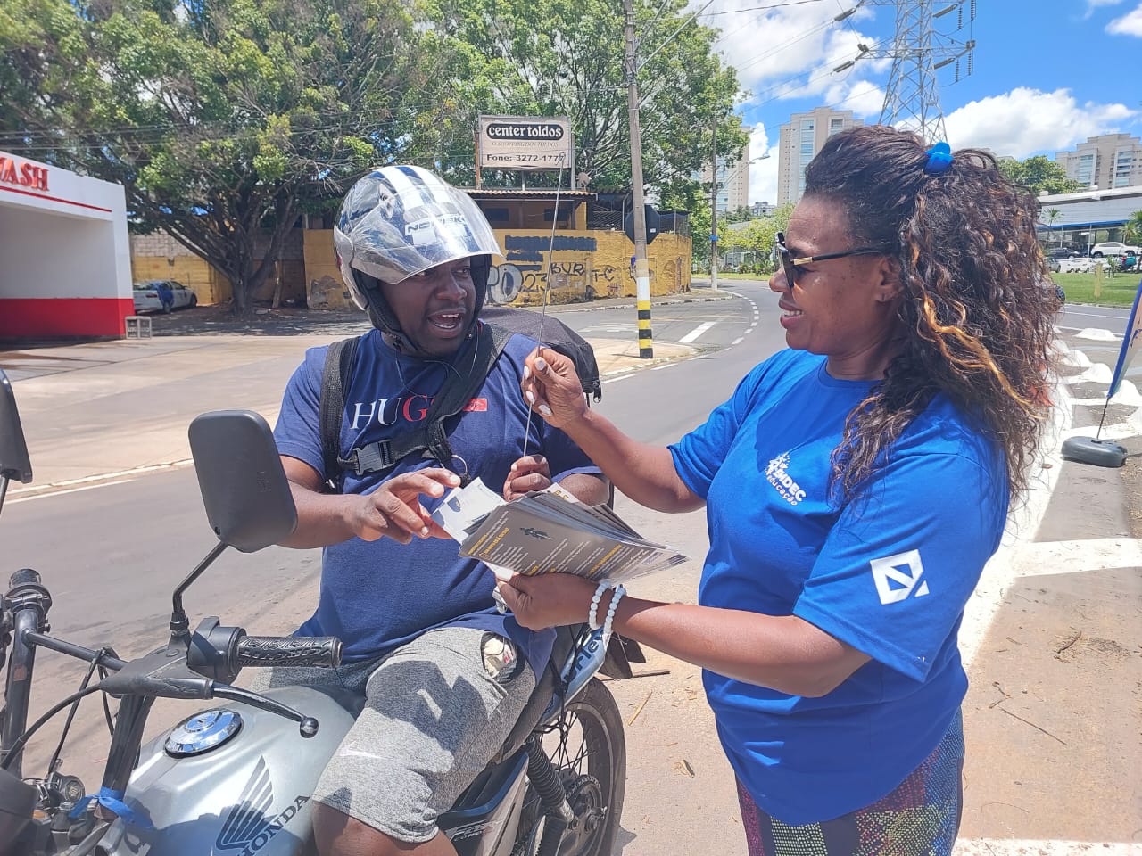 Motociclistas recebem antenas corta-pipa durante ação em 'ponto crítico'