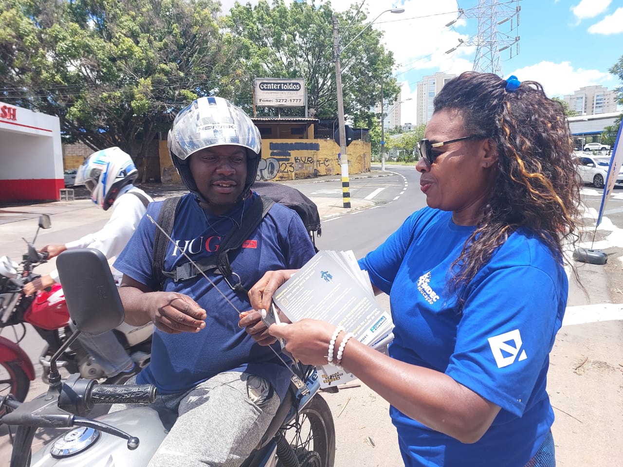Motociclistas recebem antenas corta-pipa durante ação em ‘ponto crítico’