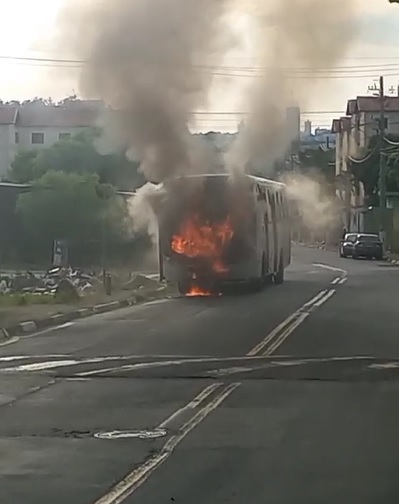 Ônibus pega fogo na região do Padre Anchieta