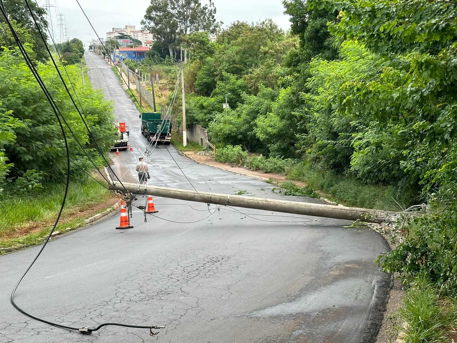 Poste de energia é derrubado após acidente em Americana
