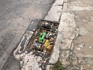 Ruas do Jardim São Francisco ficam tomadas por pedras em dias de chuva