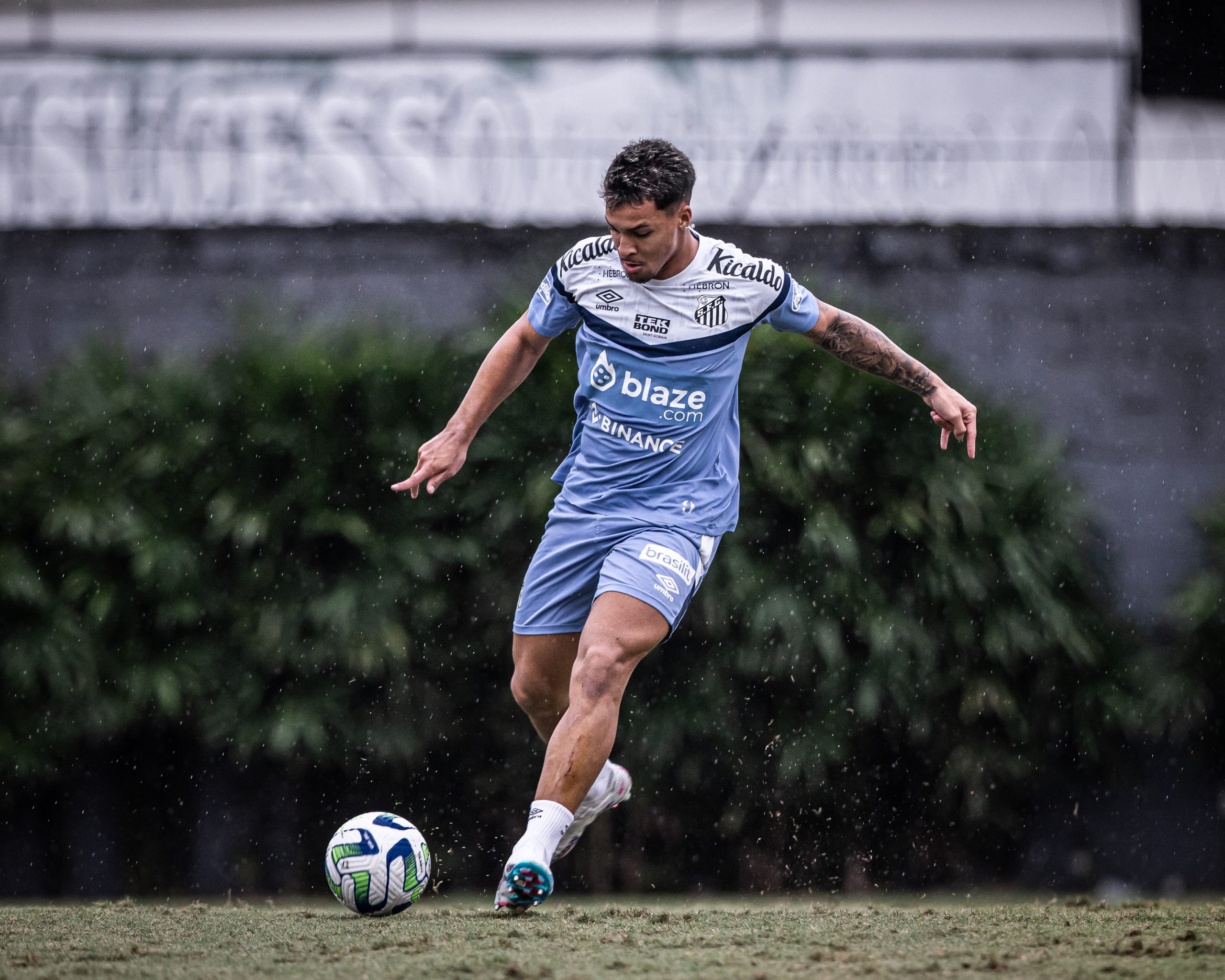 Santos confirma negociação de Marcos Leonardo com Benfica