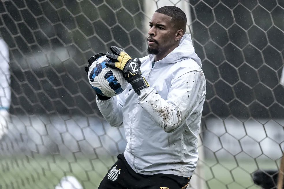 Santos reintegra goleiro Diógenes após fracasso na contratação de Tadeu