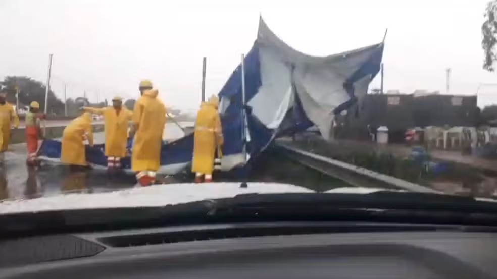 Ventania arrasta tenda de obra e bloqueia rod. Zeferino Vaz, em Paulínia