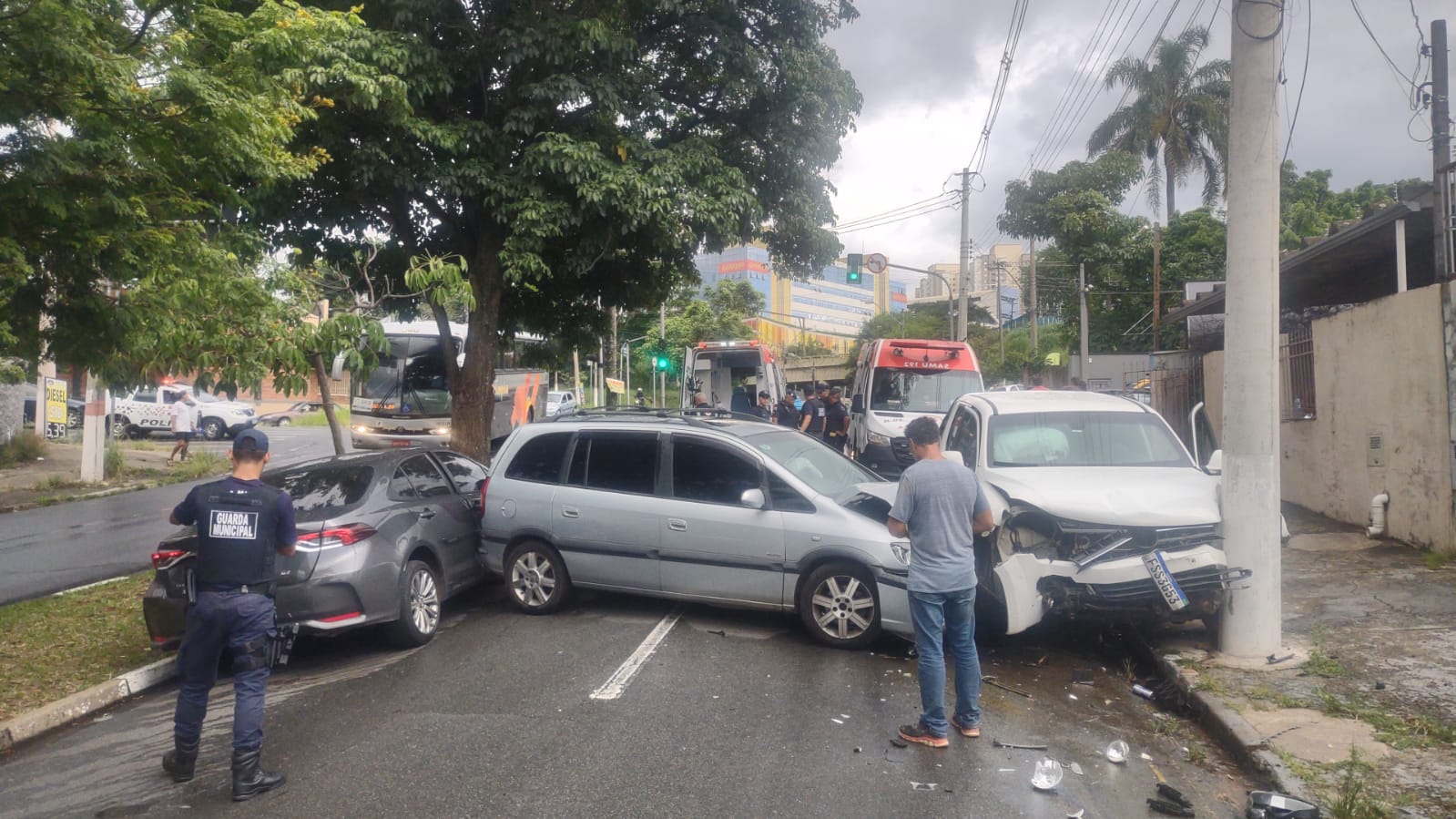 Motorista embriagado provoca colisão com três veículos na Vila Lemos; VÍDEO   