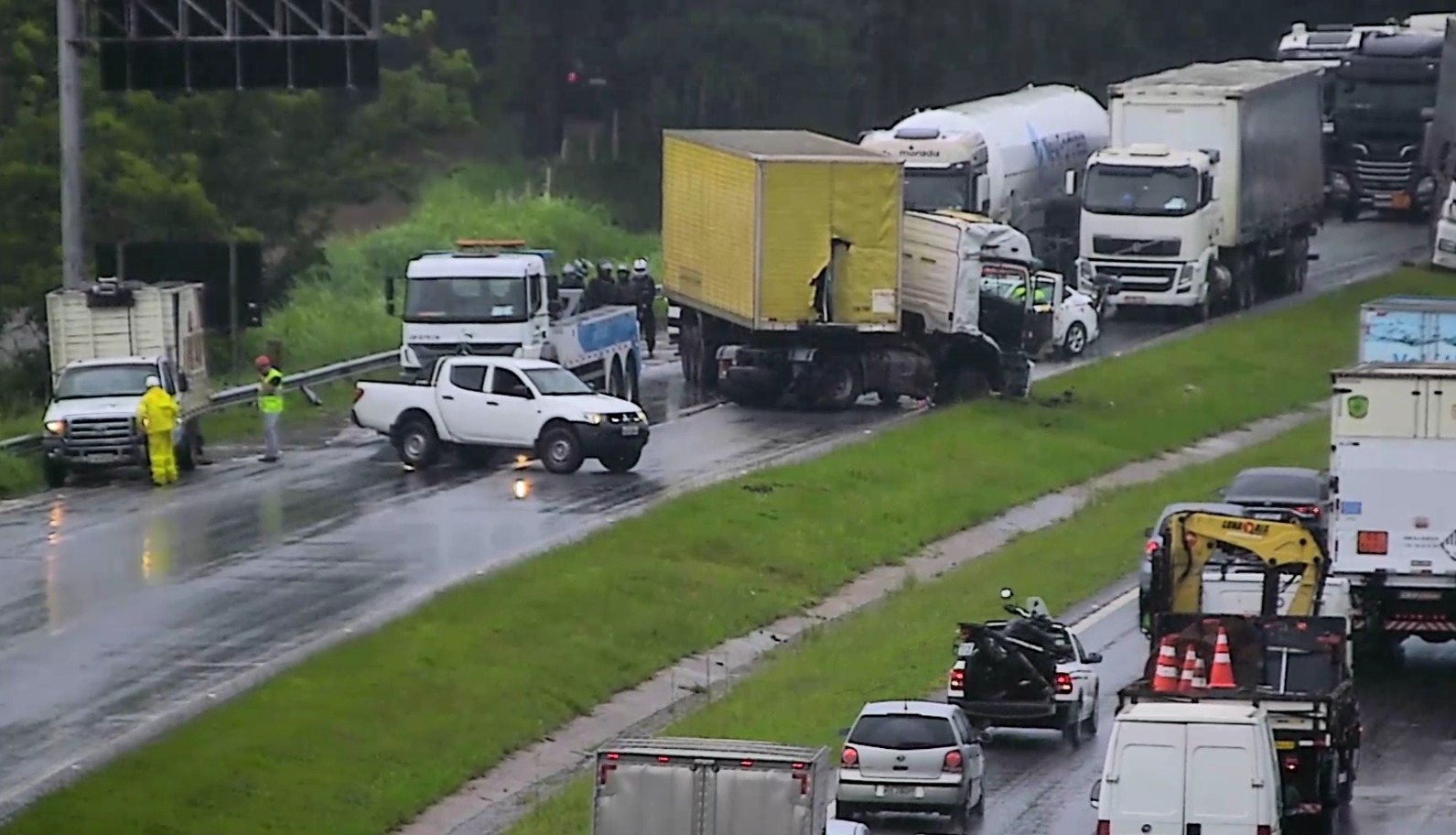 Acidente entre caminhão e carreta bloqueia rod. Dom Pedro I 