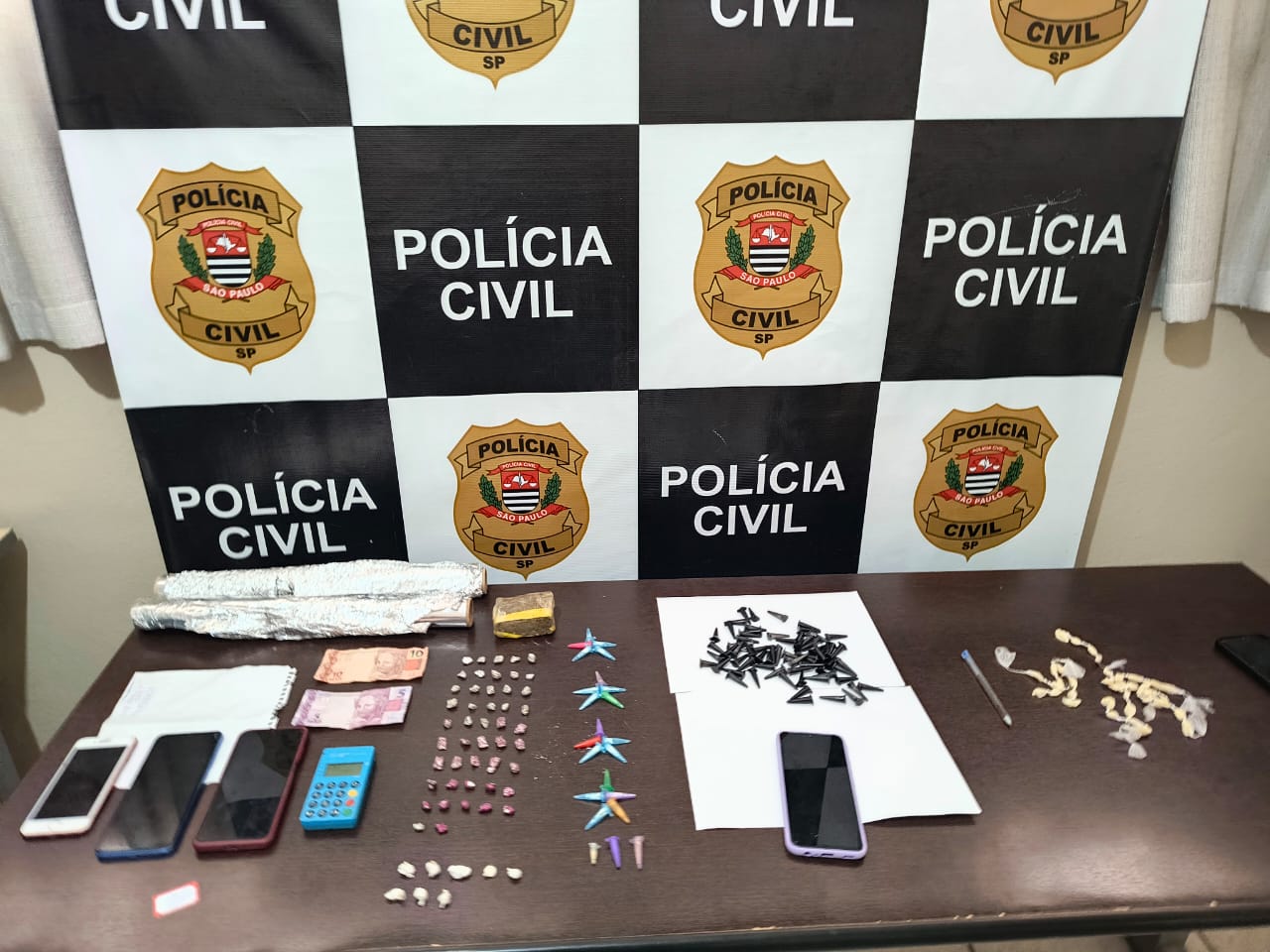 Operação contra tráfico de drogas tem 10 presos e adolescentes apreendidos