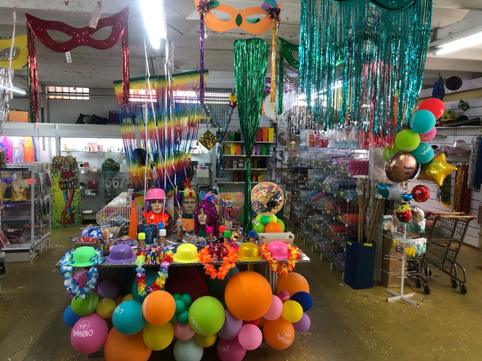 Carnaval: venda de fantasias cai e dá lugar aos adereços
