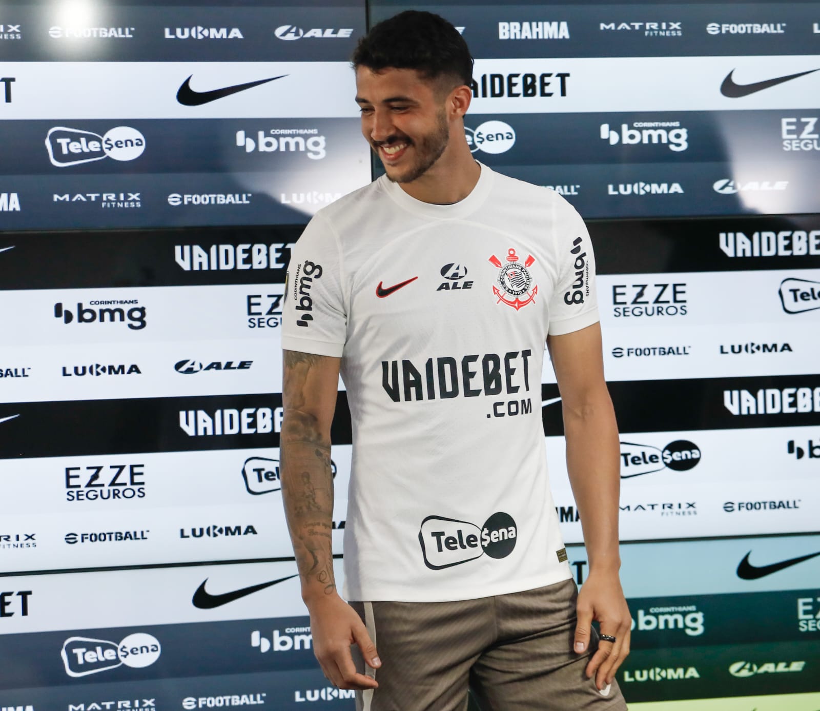 Corinthians apresenta zagueiro Gustavo Henrique