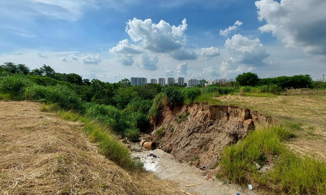 Cratera atrás de imóveis assusta moradores do Parque da Fazenda, em Campinas