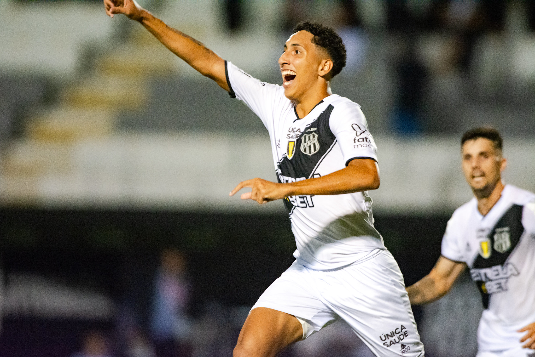 Felipinho desembarca em Curitiba para acertar com o Athletico-PR