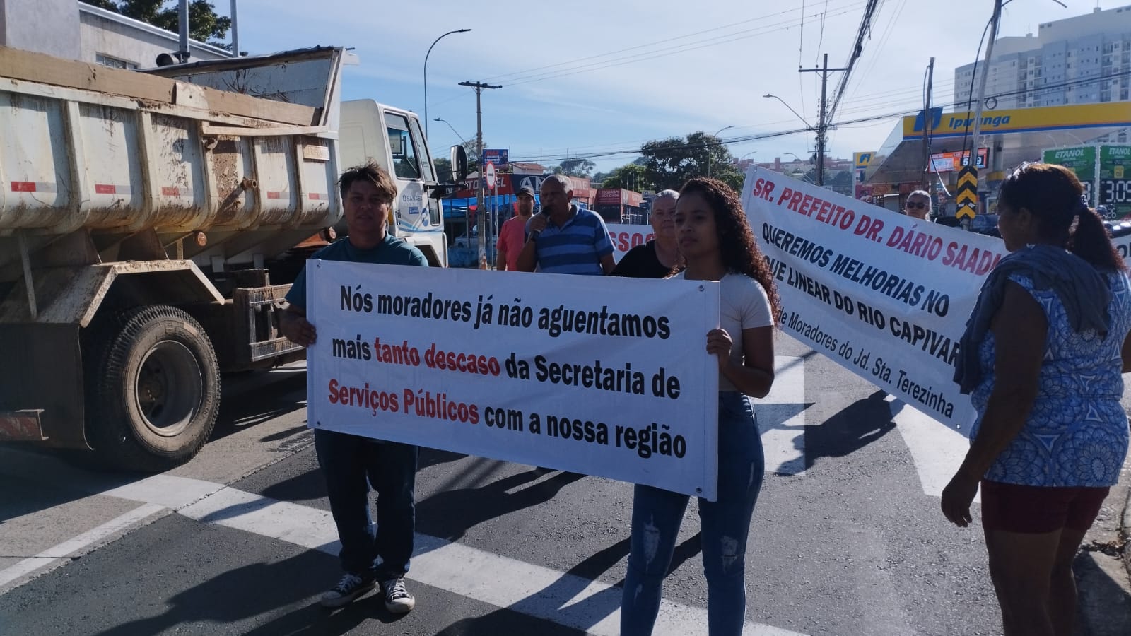Grupo protesta por pavimentação em avenida na região do Novo Campos Elíseos