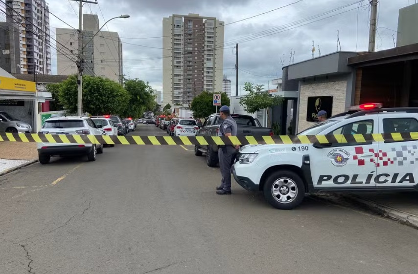 Homem em surto ameaça mãe com arma e é preso após 4 horas