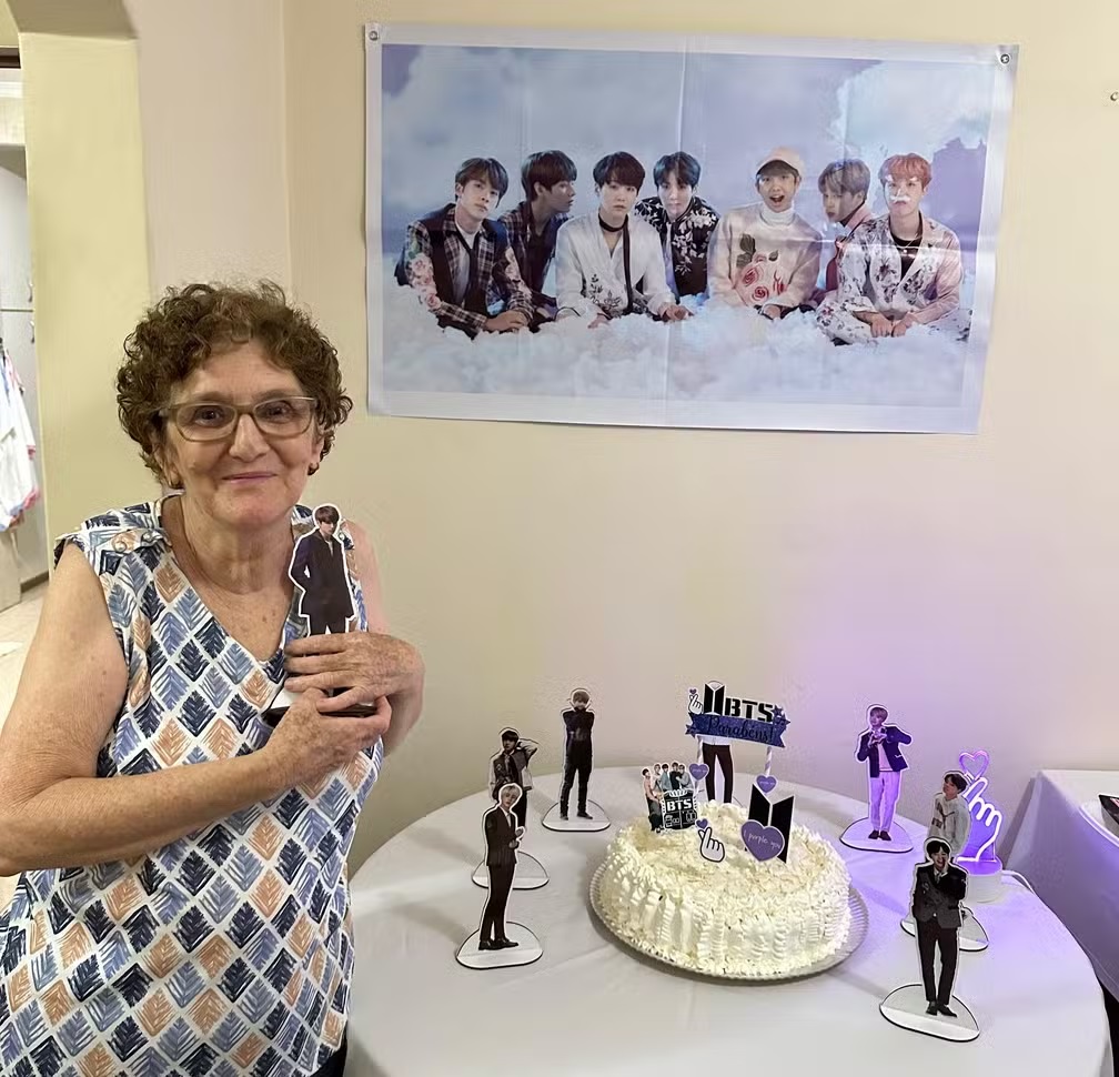 Idosa fã de k-pop viraliza nas redes sociais após festa surpresa em Campinas