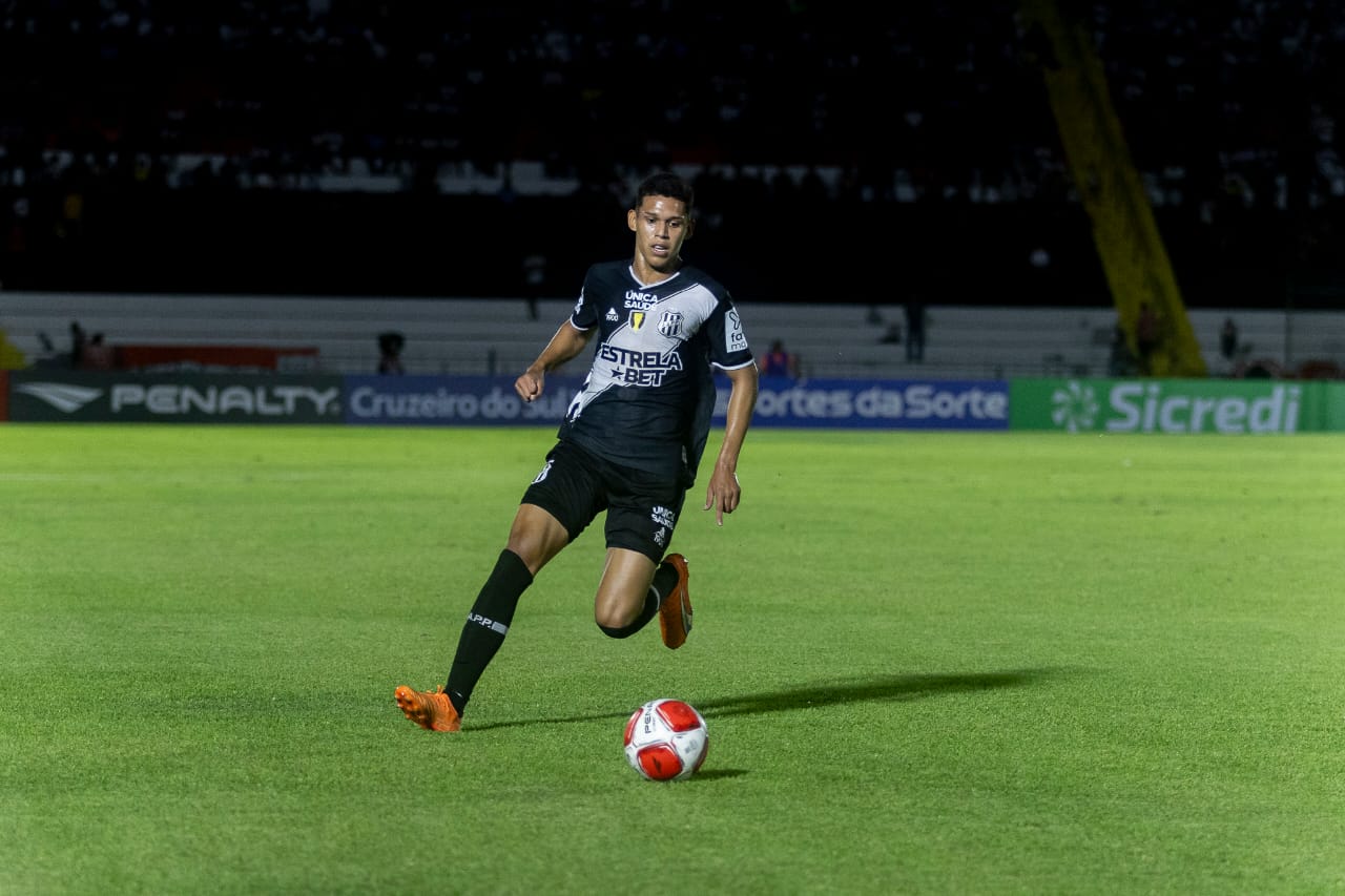 Vídeo: João Gabriel comemora estreia no time titular da Ponte Preta na vitória contra o Botafogo-SP