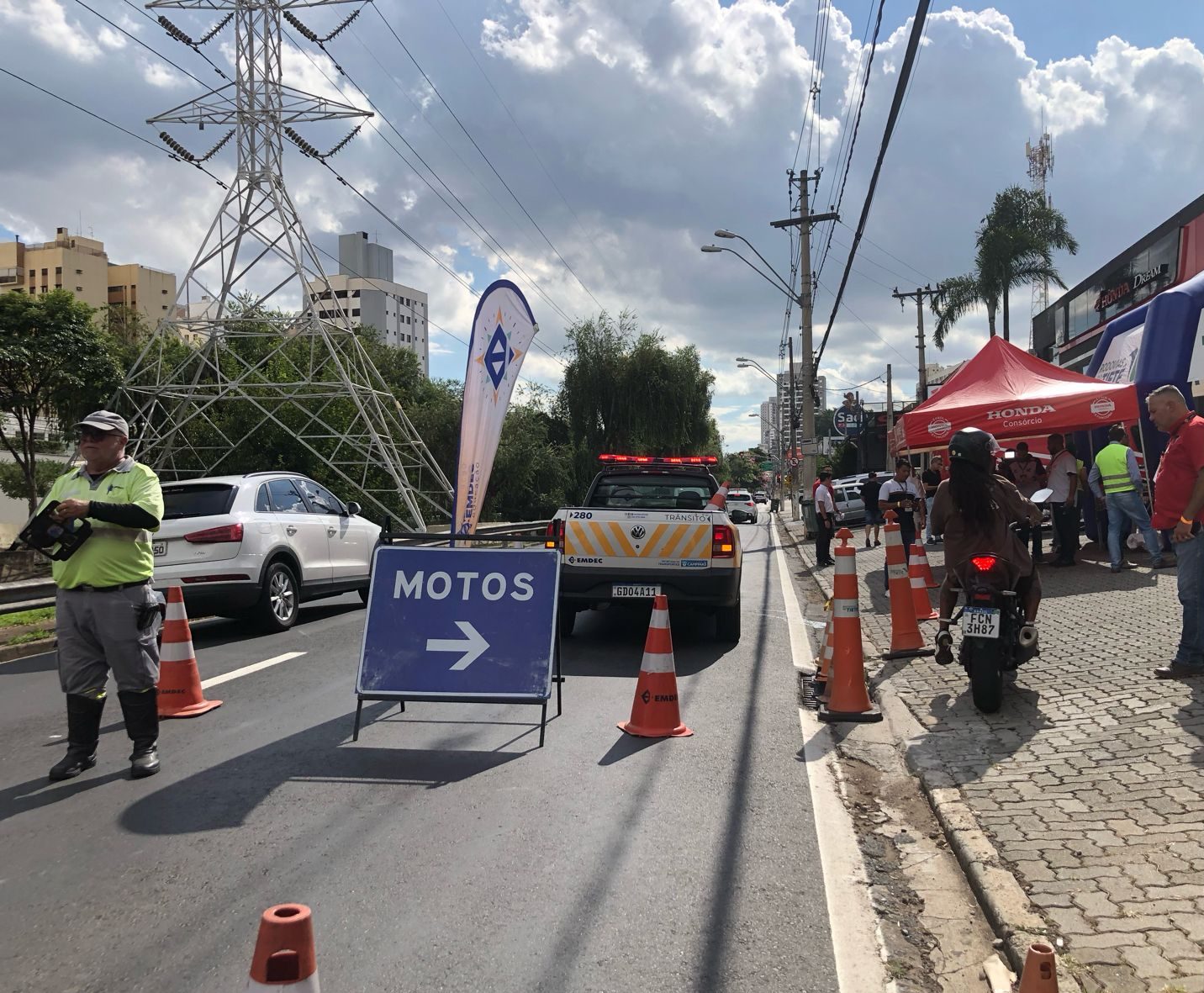 Motociclistas recebem orientações na Av. Orosimbo Maia para prevenção de acidentes
