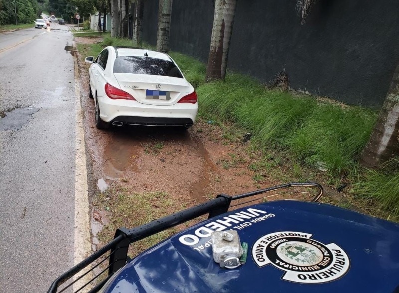 Motorista de carro de luxo é preso com mais de meio quilo de maconha 