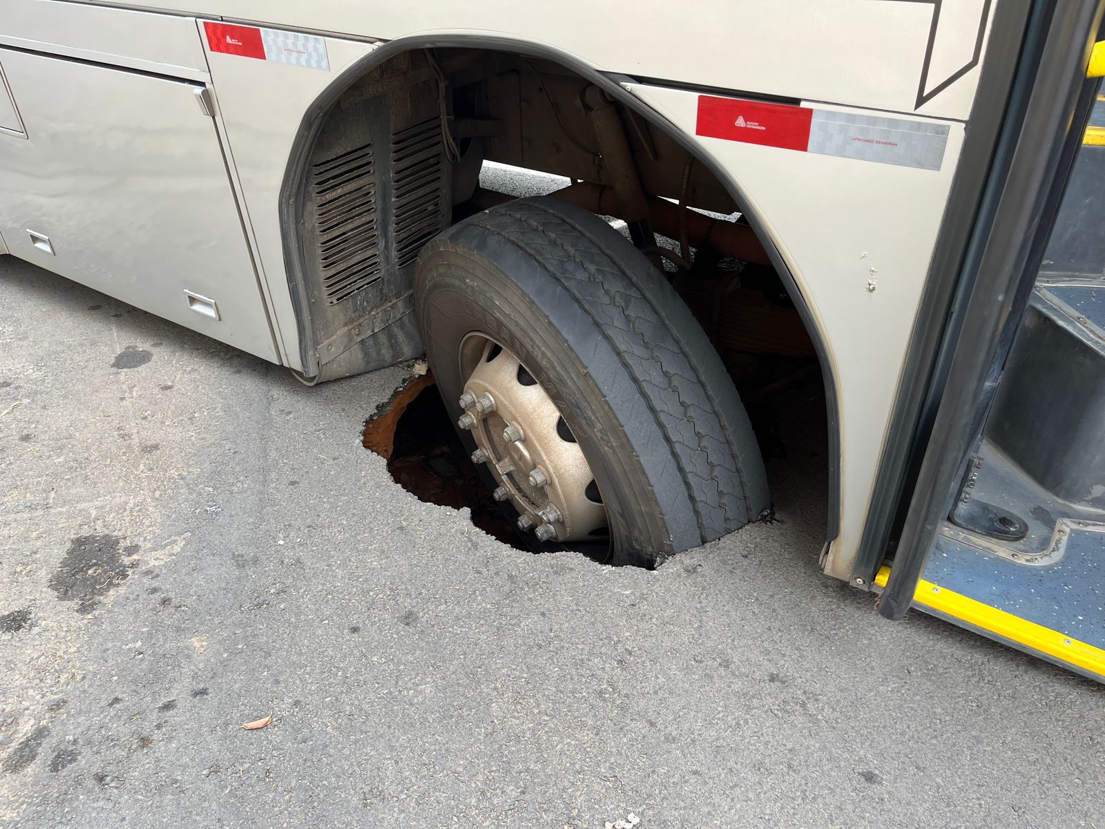 Ônibus urbano de Hortolândia cai em buraco após obra