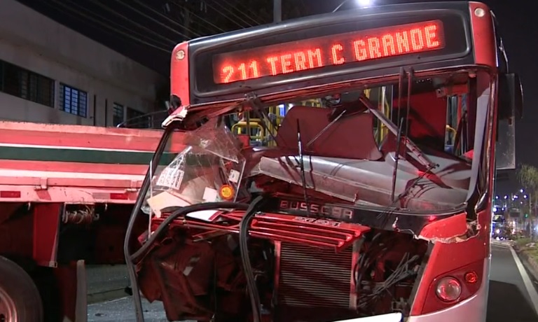 Ônibus colide contra caminhão que derruba poste de energia na John Boyd