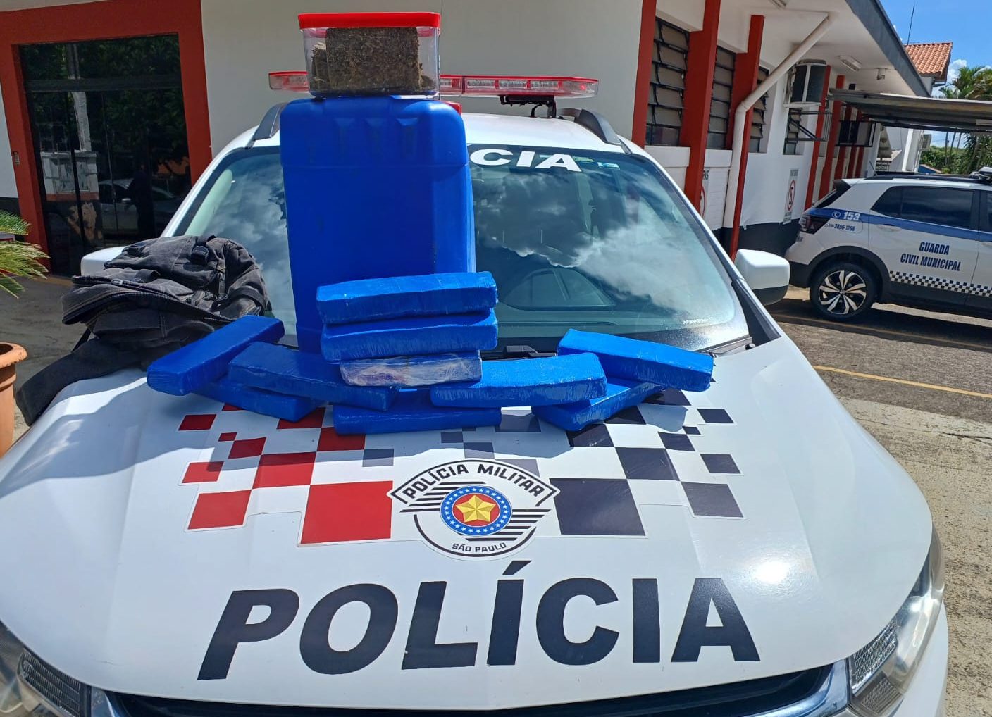 PM apreende 25 litros de lança-perfume e maconha em Pedreira