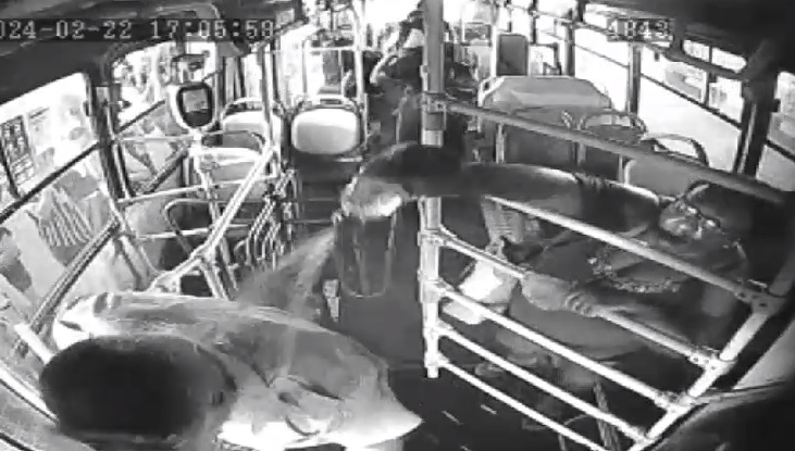 Mulher tenta atear fogo no ex-marido dentro de ônibus no Terminal Central