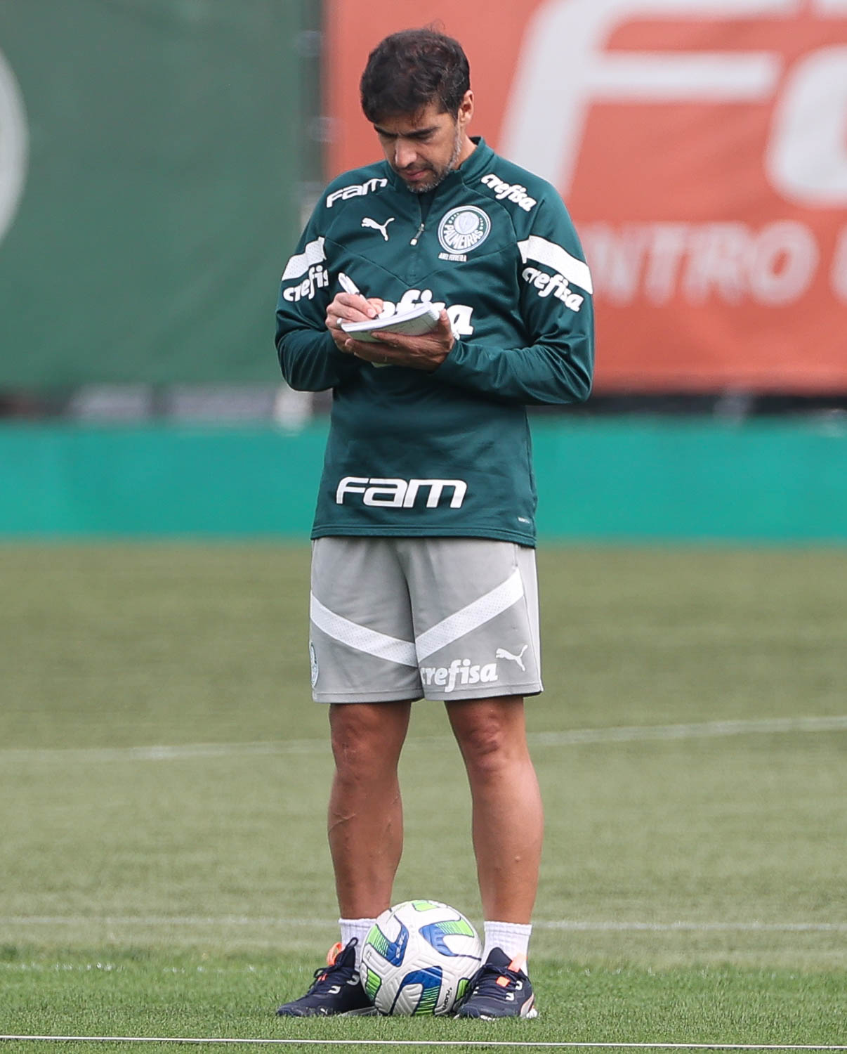 Técnico Abel Ferreira lamenta gols sofridos nos minutos finais no Palmeiras