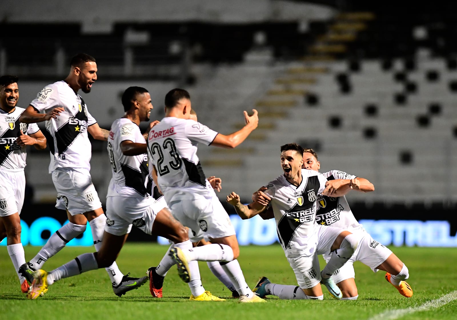 Com golaço de argentino, Ponte Preta vence São Paulo e conquista a primeira vitória no Majestoso